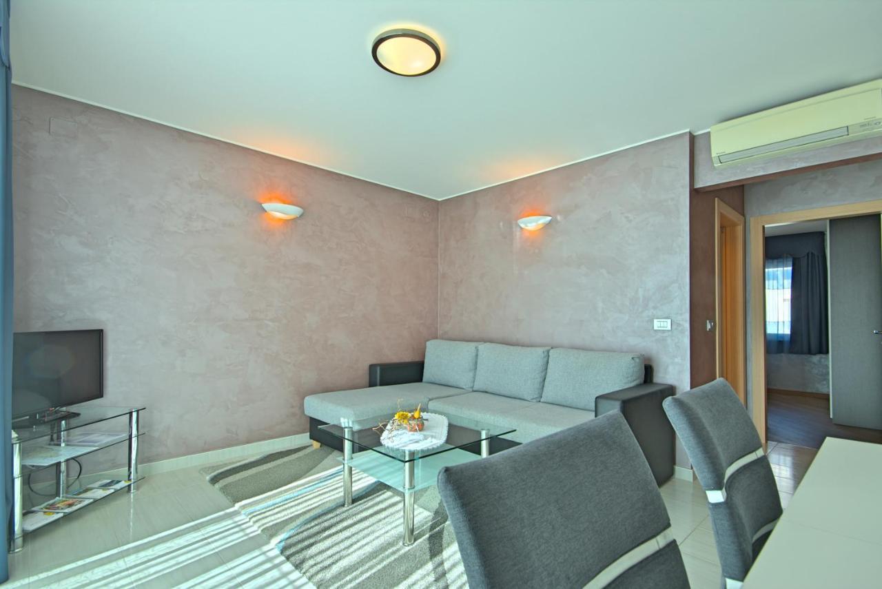 Apartments Riva-Interauto Умаг Экстерьер фото